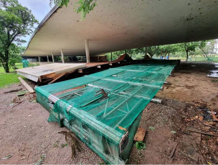 Estrutura metálica de manutenção da marquise do Parque Ibirapuera caiu e deixou quatro pessoas feridas