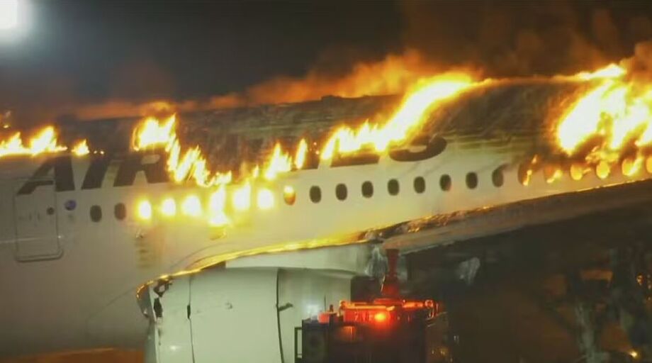 Aeronave da Japan Airlines pega fogo em aeroporto de Tóquio no dia 2 de janeiro de 2024