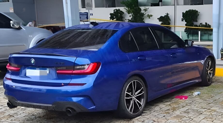Carro em que jovens estavam em Balneário de Camboriú, em Santa Catarina