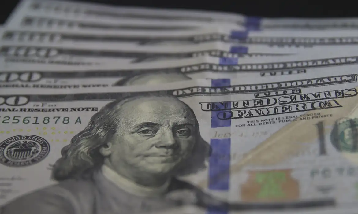Dólar cai para R$ 5,62 em meio a ajustes de posições e expectativas globais.