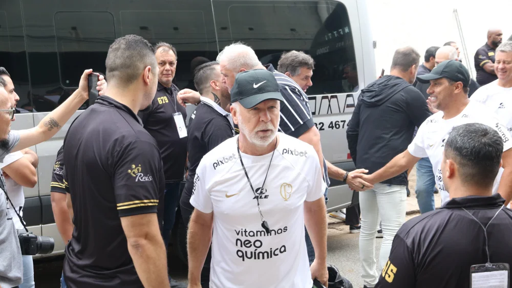 Técnico Mano Menezes durante treino aberto do Corinthians