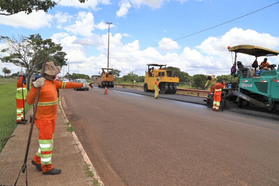 Obras de recapeamento na avenida Duque de Caxias.