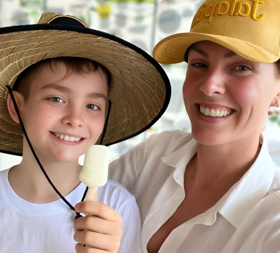 Ana Hickmann e o filho Alezinho, que preparou uma receita de bolo formigueiro