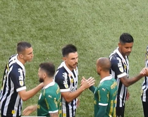 Mayke e Willian Bigode se cumprimentam no Allianz Parque em meio à polêmica das criptomoedas