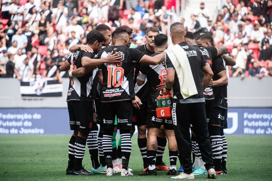 Vasco perde a ponta do Carioca ao tropeçar diante do Bangu em jogo polêmico e com falha do goleiro