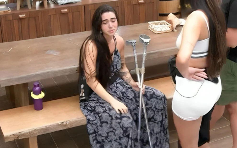 BBB 24: Giovanna quebra o pé e terá de usar bota ortopédica por cinco semanas