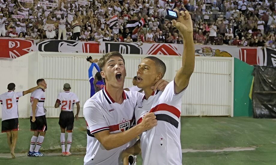 Jogadores do São Paulo comemoram classificação.