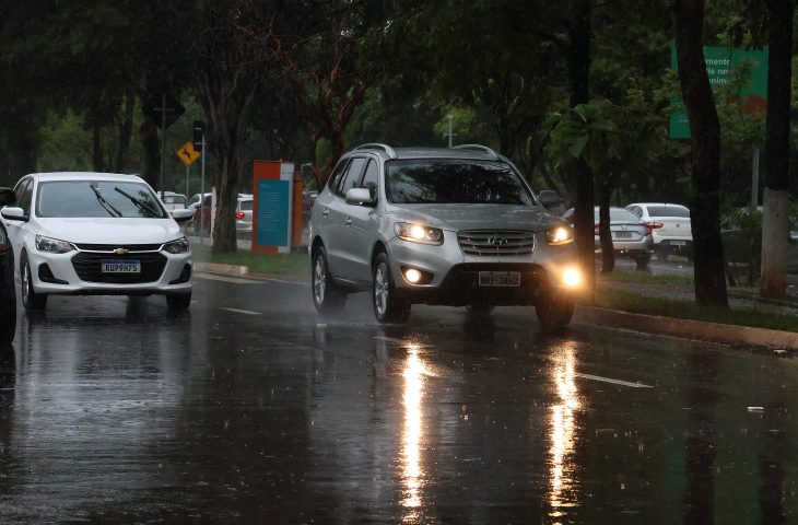 A previsão para esta terça-feira (2) é de sol e variação de nebulosidade, com possibilidade de pancadas de chuva
