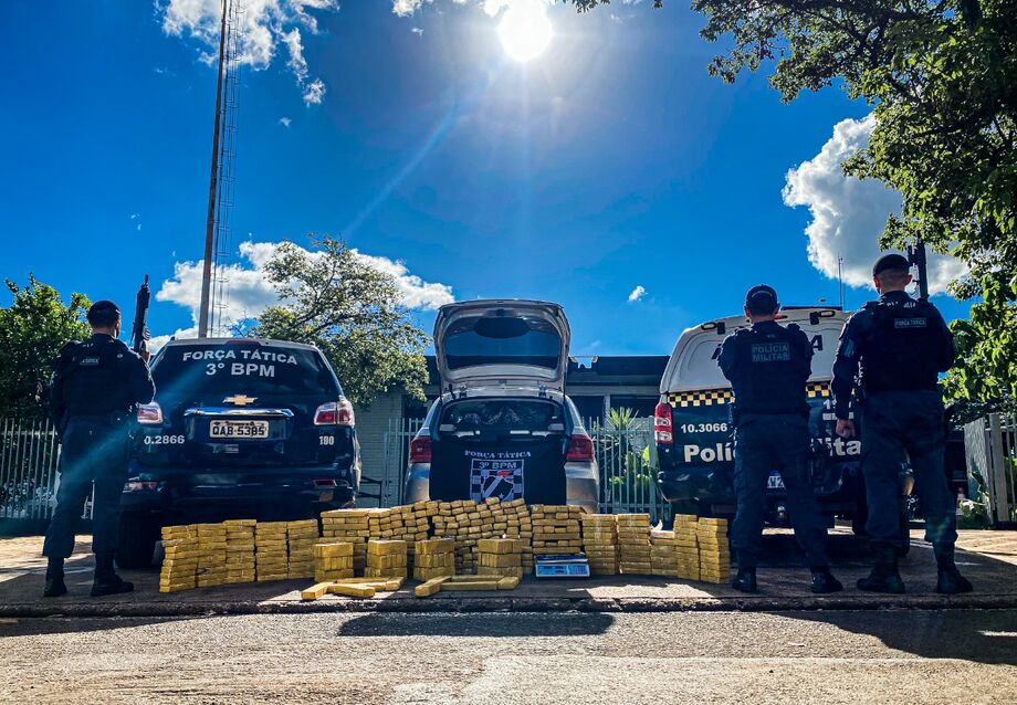 PM apreende quase 300 quilos de drogas e efetua a prisão de dois homens em Dourados