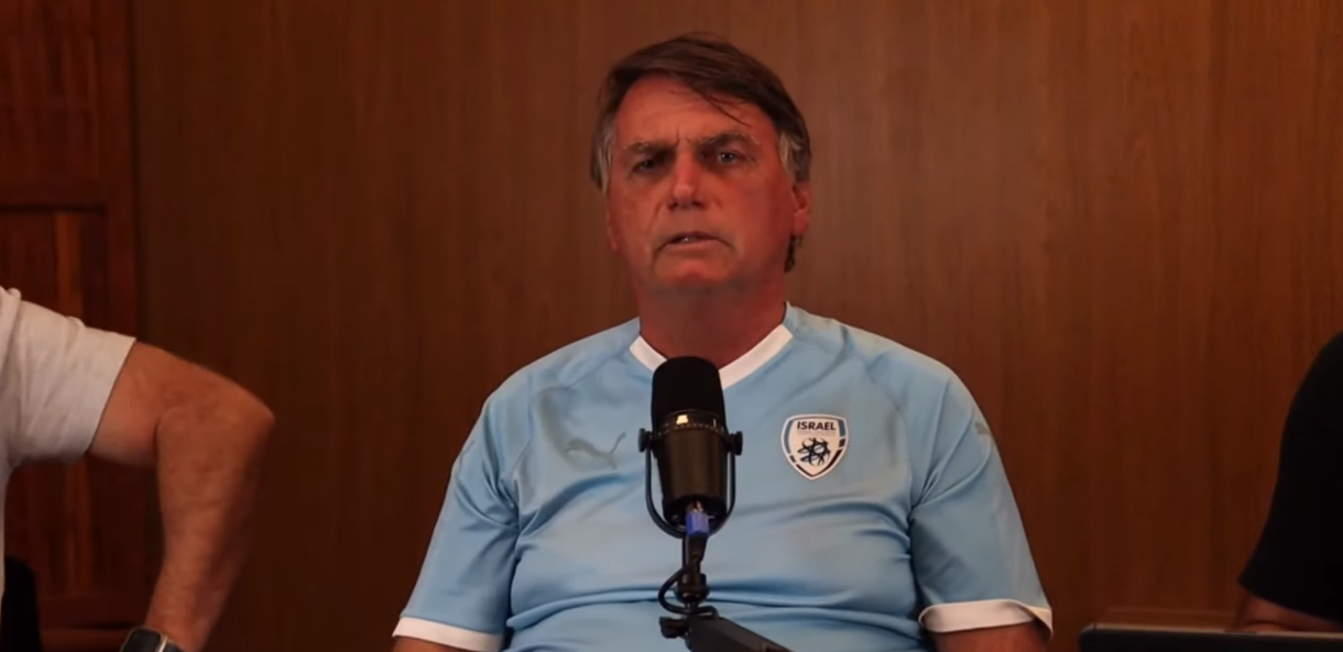 Jair Bolsonaro fala em 'perseguição' e nega que Carlos tenha pedido informações para Abin