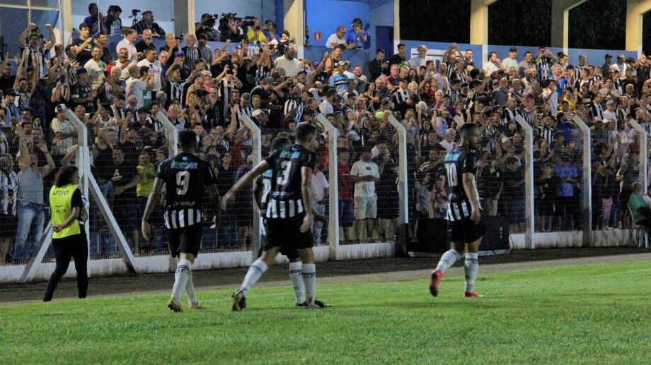 Johnny comemora gol que deu a vitória ao Galo diante do Operário Ferroviário-PR