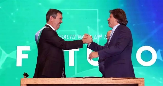 Aperto de mãos na cerimônia de posse do cargo de governador, Eduardo Riedel nomeou Pedro Caravina como Secretário de Estado de Gestão e Estratégia