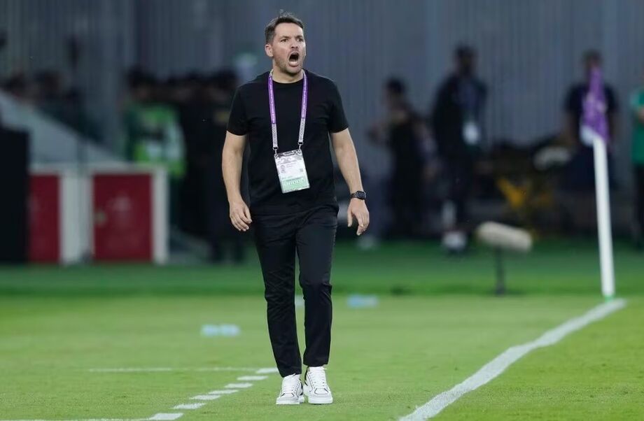 O técnico Nicolás Lárcamon se despede do futebol mexicano