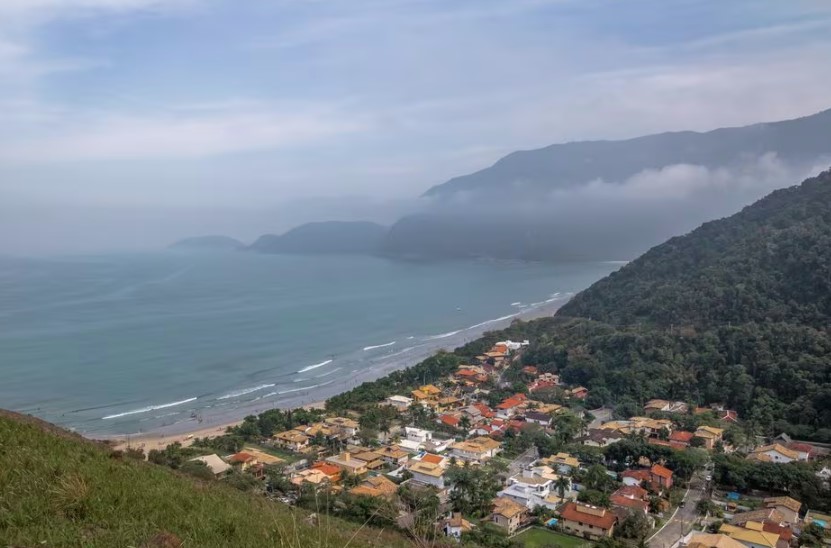 Morro do Guaecá, em São Sebastião, foi atingido por chamas na noite de réveillon