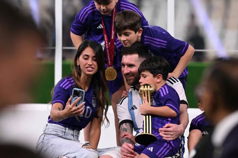 Mateo Messi no colo do pai após o título mundial da Argentina na Copa do Catar.