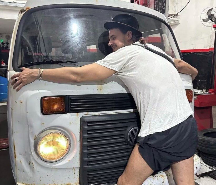 Daniel Erthal abraça a kombi de ganhou de fãs