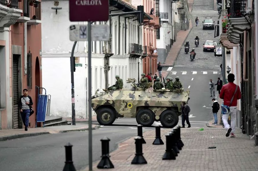 Forças de segurança equatorianas patrulham a área ao redor da praça principal e do palácio presidencial depois que o presidente equatoriano Daniel Noboa declarou o país em estado de conflito armado interno.