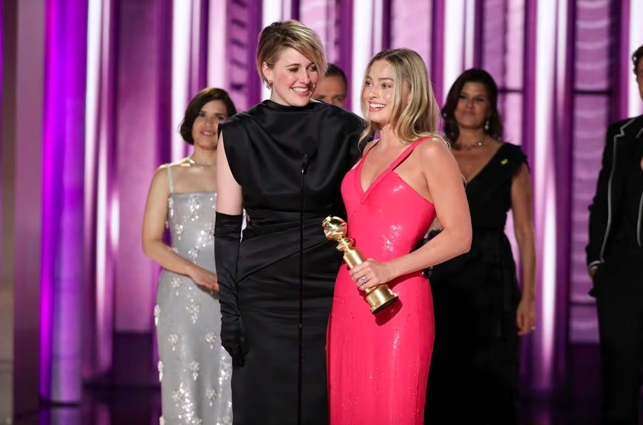 Greta Gerwig e Margot Robbie recebendo um Globo de Ouro na premiação
