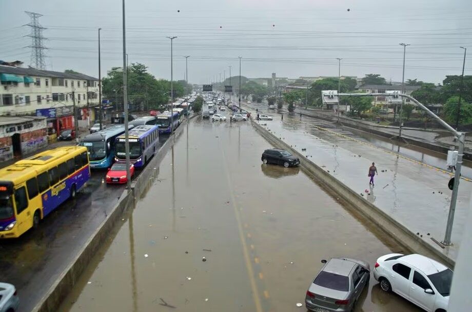 Pedestres e veículos de todos os tipos enfrentaram zona de alagamento na Avenida Brasil, altura do bairro do Irajá, zona norte do Rio de Janeiro, neste domingo, 14, em decorrência de fortes chuvas