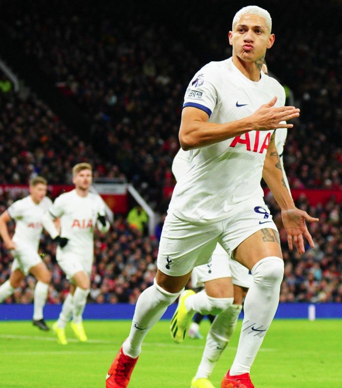 Richarlison marcou no primeiro tempo para empatar para os Spurs