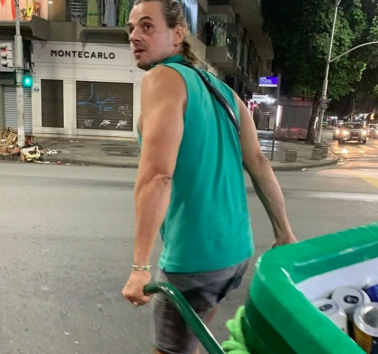 Daniel Erthal carrega seu carrinho de cerveja pelas ruas de Copacabana