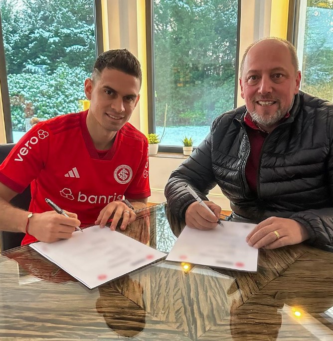 Rafael Borré assinou contrato até 2028 com o Internacional