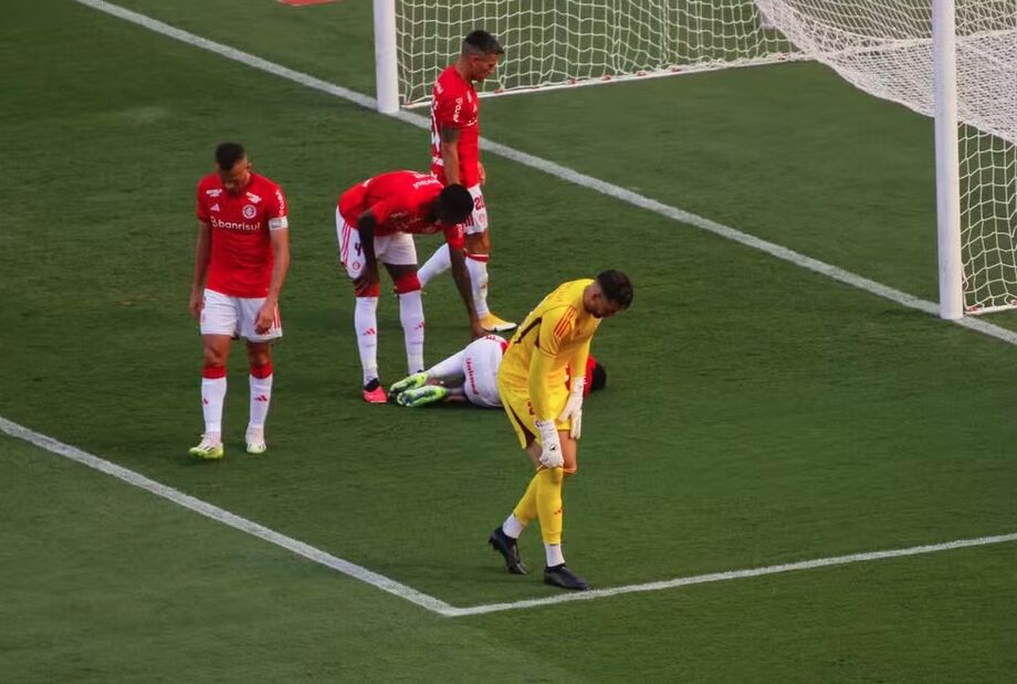 Ivan deixou estreia pelo Inter com problema no joelho direito