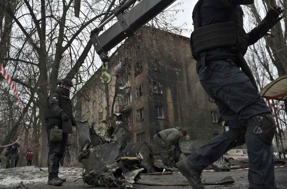 Restos de foguete após ataque de mísseis russos na cidade ucraniana de Kiev; ofensiva resultou em seis mortos e pelo menos vinte feridos.
