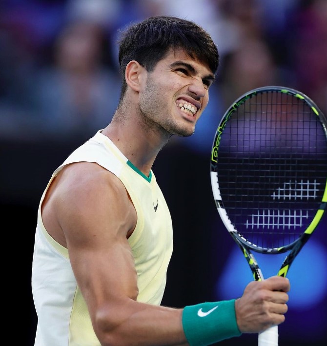 Carlos Alcaraz vence Marin Cilic na estreia em Doha e relembra primeira vitória na ATP, há cinco anos, no Rio Open. Espanhol segue favorito no torneio.