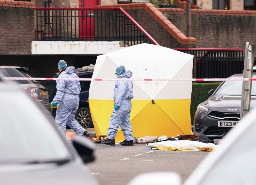 Policiais forenses no local onde homem supostamente armado com besta morreu após ser baleado por policiais, em Londres.