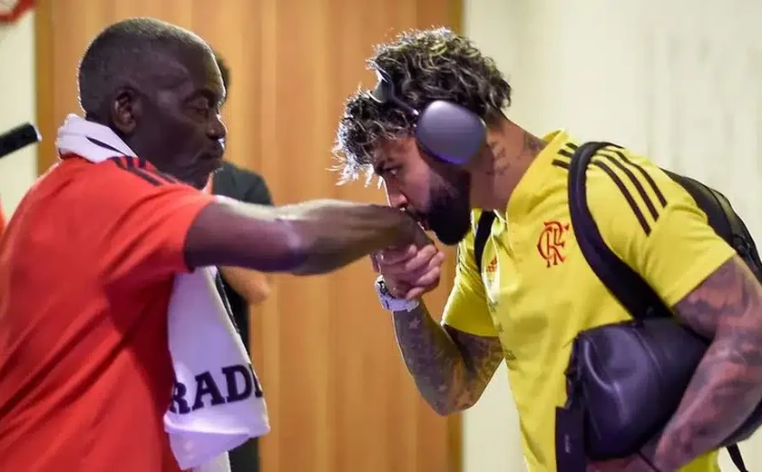 Denir recebe homenagem de jogadores que passaram pelo clube
