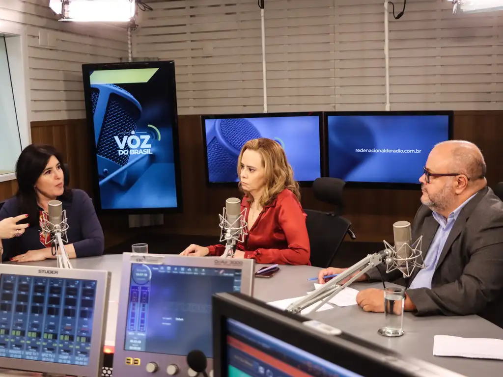 Ministra de Estado do Planejamento e Orçamento, Simone Tebet, participa do programa A Voz do Brasil.