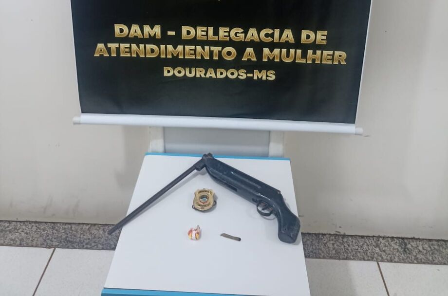 Homem que ameaçou ex-esposa é preso com arma de fogo e cocaína