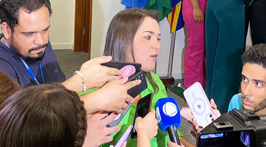 Prefeita Adriane Lopes durante entrevista aos jornalistas