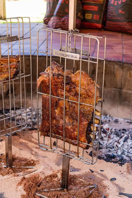 Fazenda Churrascada tem primeira queima do churrasco fogo de chão neste fim de semana