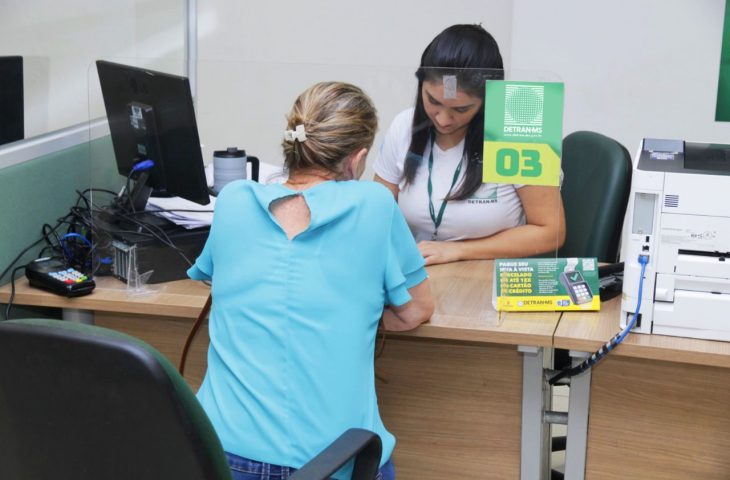 As pessoas podem parcelar em até 12 vezes todos os débitos veiculares, diretamente no guichê de atendimento das agências