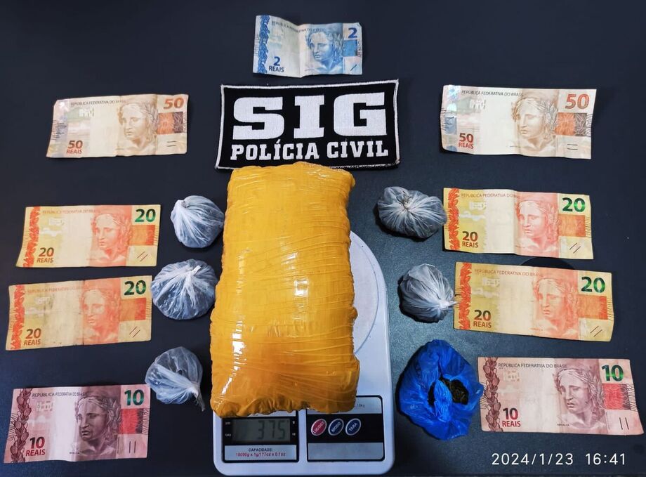 Tablete de maconha e o dinheiro apreendidos