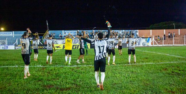 Jogadores do Operário comemoram vitória