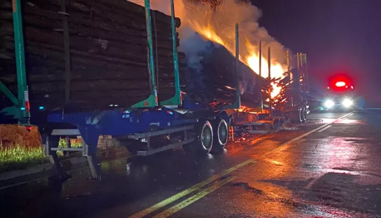 Carreta com carga de eucalipto fica destruída após pegar fogo na MS-316