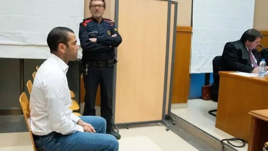 Mulher que acusa Daniel Alves queria sair do banheiro, mas foi impedida, diz sócio de boate