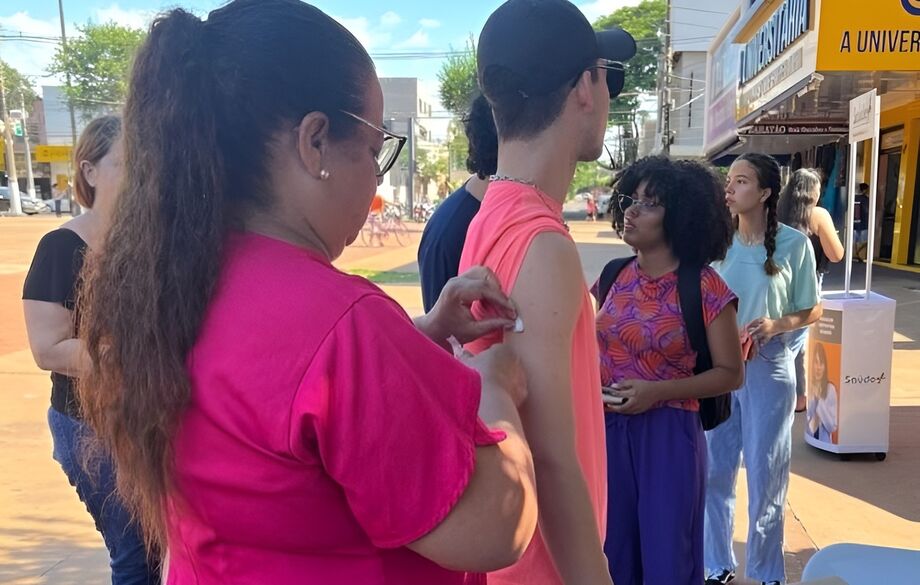Público procurou vancina contra dengue na Praça Antônio João durante toda manhã