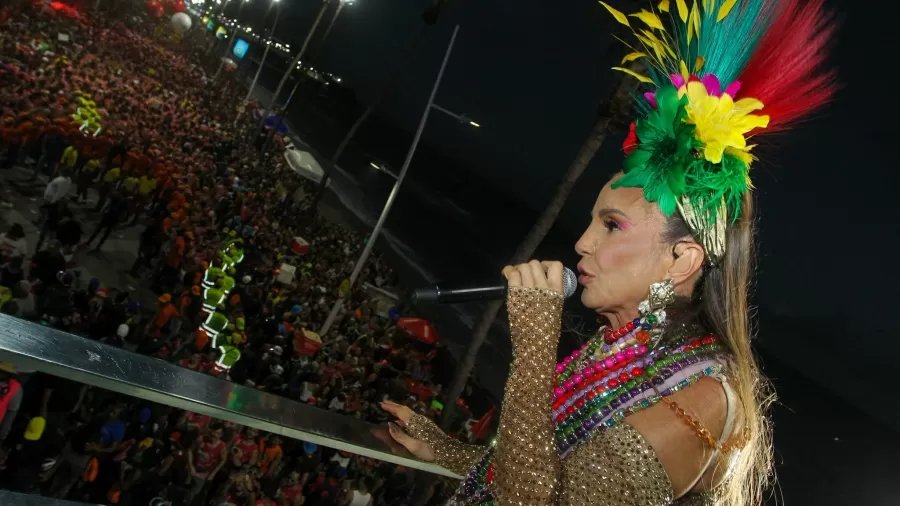 A cantora ficou mega emocionada e cogitou em se despedir do Carnaval após diversos incidentes durante a semana de folia em Salvador.