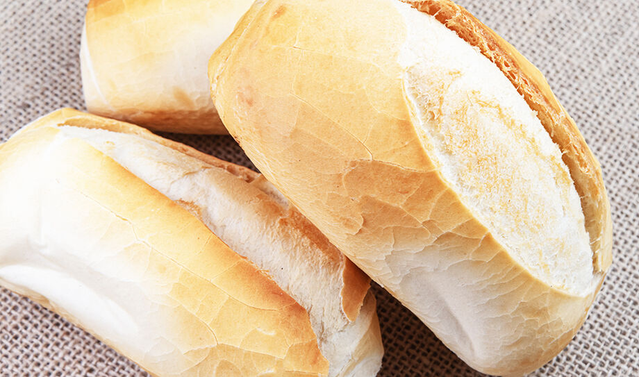 O pão francês, item indispensável na dieta dos brasileiros, deixa de ser exclusividade das padarias tradicionais