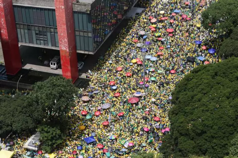 Manifestantes acatam pedido de Bolsonaro e evitam faixas em ato na Paulista