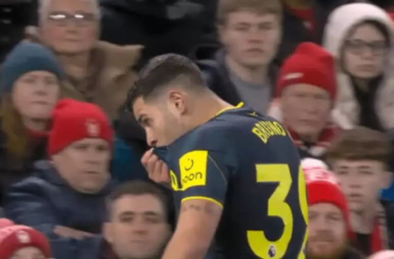 Legenda: Bruno Guimarães fez dois gols no 3 a 2 do Newcastle sobre o Nottingham