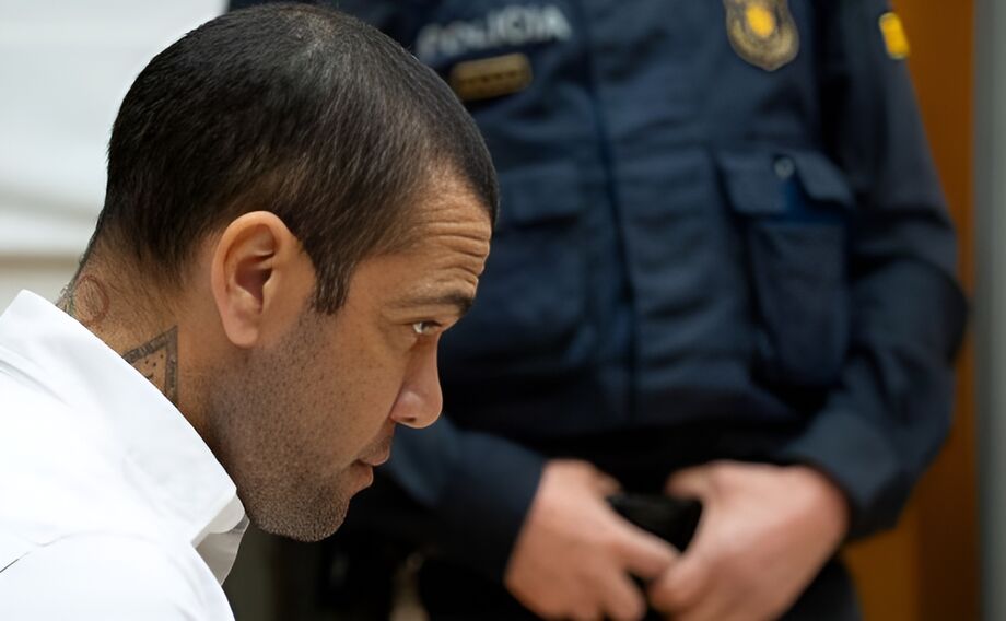Daniel Alves no banco dos réus na Espanha em julgamento por agressão sexual