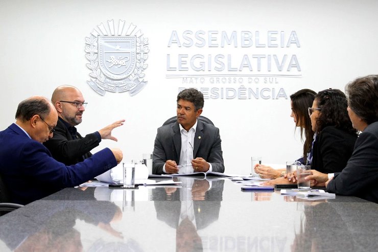 Deputados da Comissão de Educação receberam, na tarde desta quarta-feira, o secretário Hélio Queiroz Daher