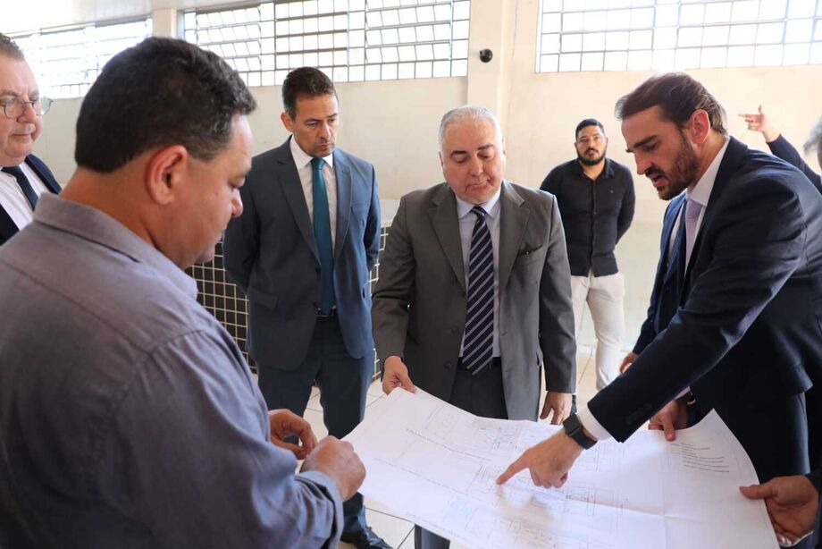 O presidente do Tribunal de Justiça de Mato Grosso do Sul, desembargador Sérgio Fernandes Martins, esteve na manhã desta terça-feira, dia 27 de fevereiro, em visita técnica nas futuras instalações do Fórum da comarca de Dois Irmãos do Buriti