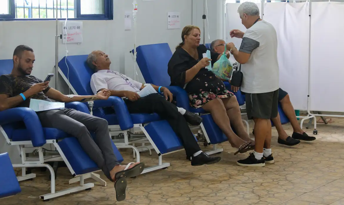 Em meio a uma explosão de casos de dengue e o aumento de infecções por covid-19 no Brasil, sintomas como febre, dor de cabeça e mal-estar passaram a assustar e gerar muitas dúvidas.