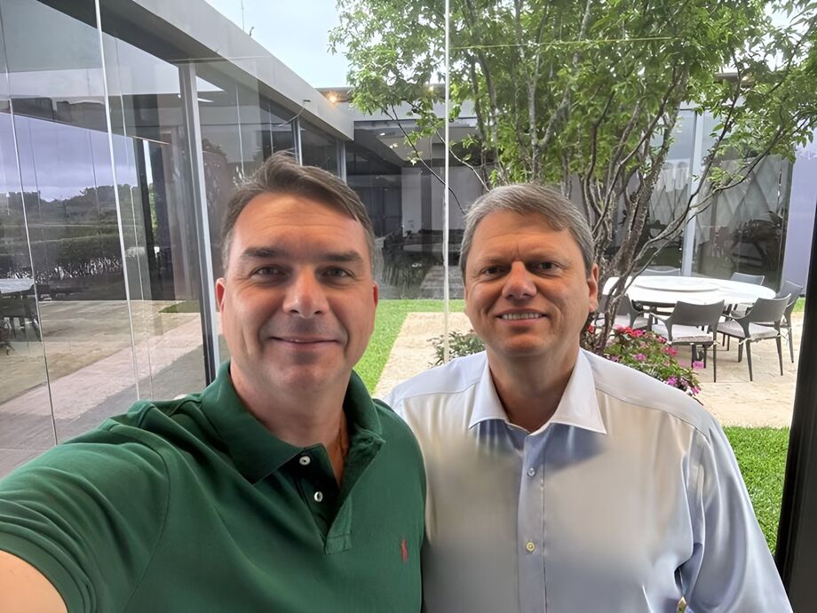 Senador Flávio Bolsonaro (Pl-RJ) e o governador de São Paulo, Tarcísio de Freitas (Republicanos)